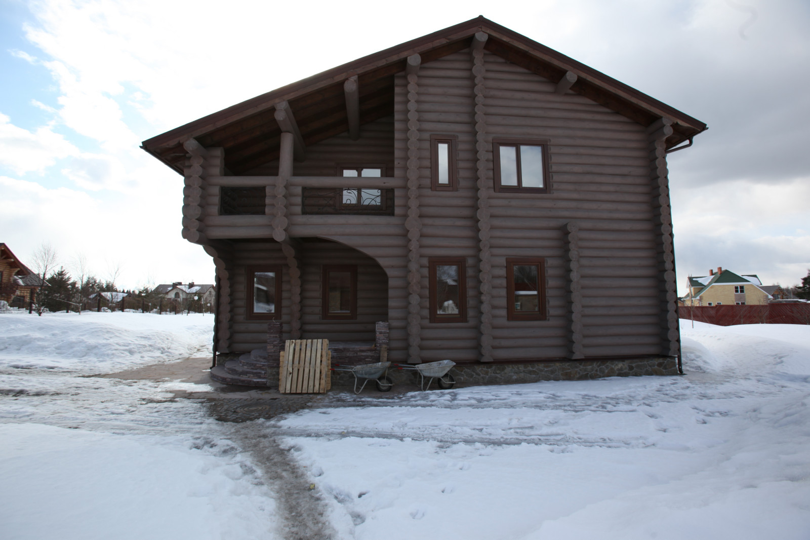 Дом из бревна .