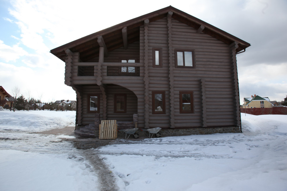 Дом из бревна .