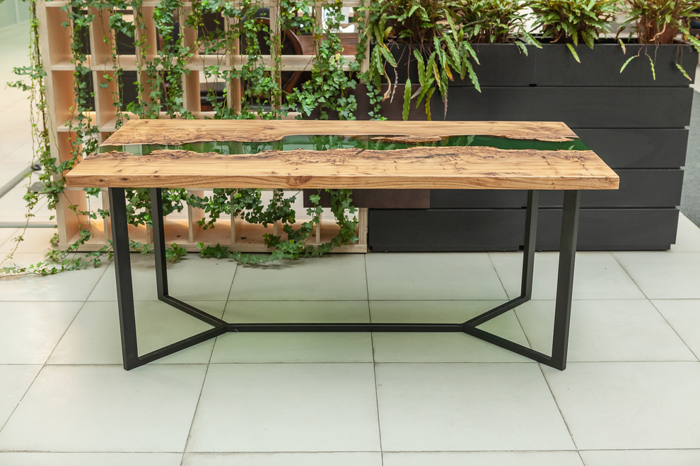 Обеденный стол из Карагача с зеленой рекой