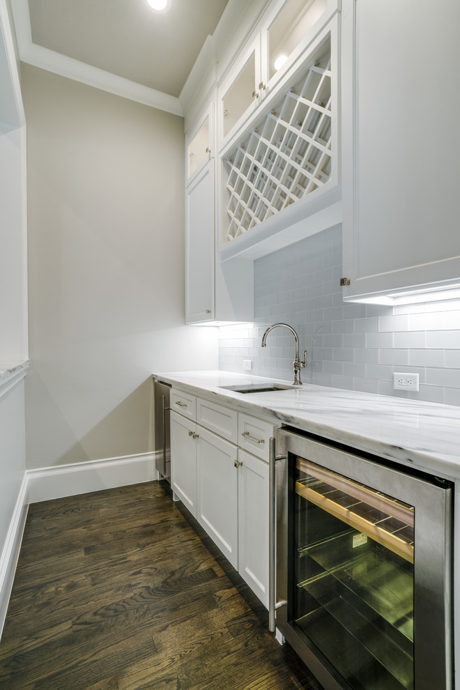 Transitional home design photo in Dallas
