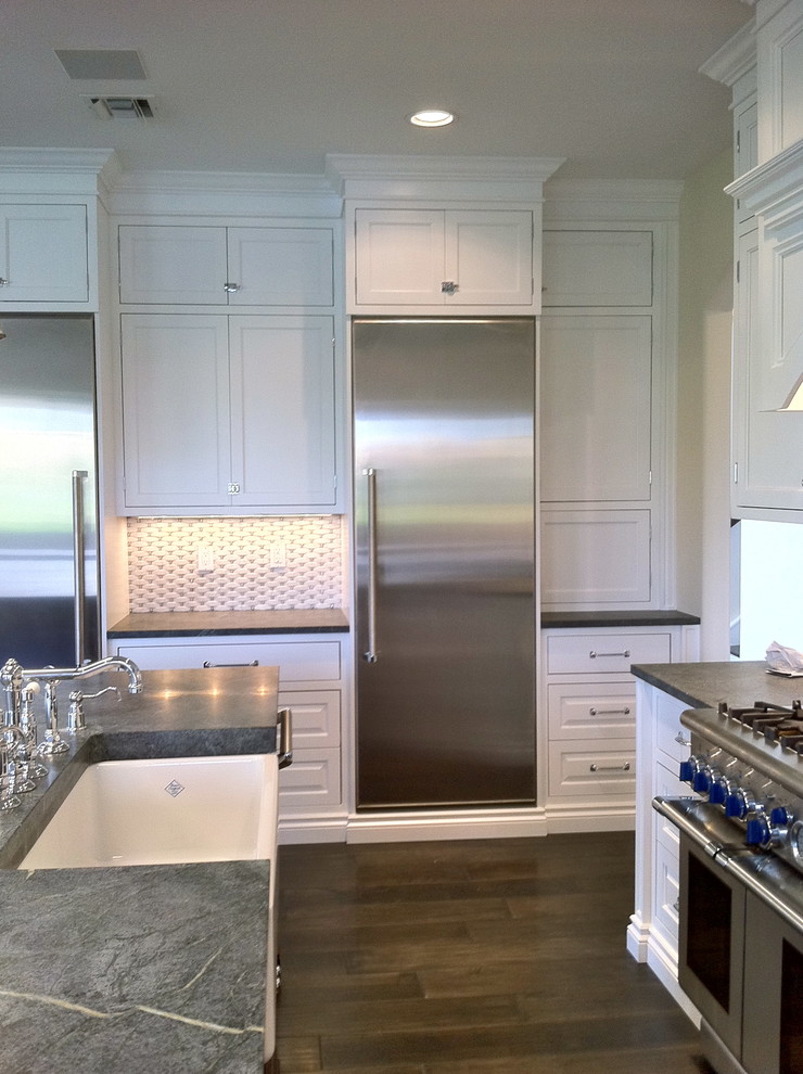 Inspiration for a large transitional u-shaped dark wood floor and brown floor open concept kitchen remodel in Miami with a farmhouse sink, shaker cabinets, white cabinets, granite countertops, multicolored backsplash, stone tile backsplash, stainless steel appliances and an island