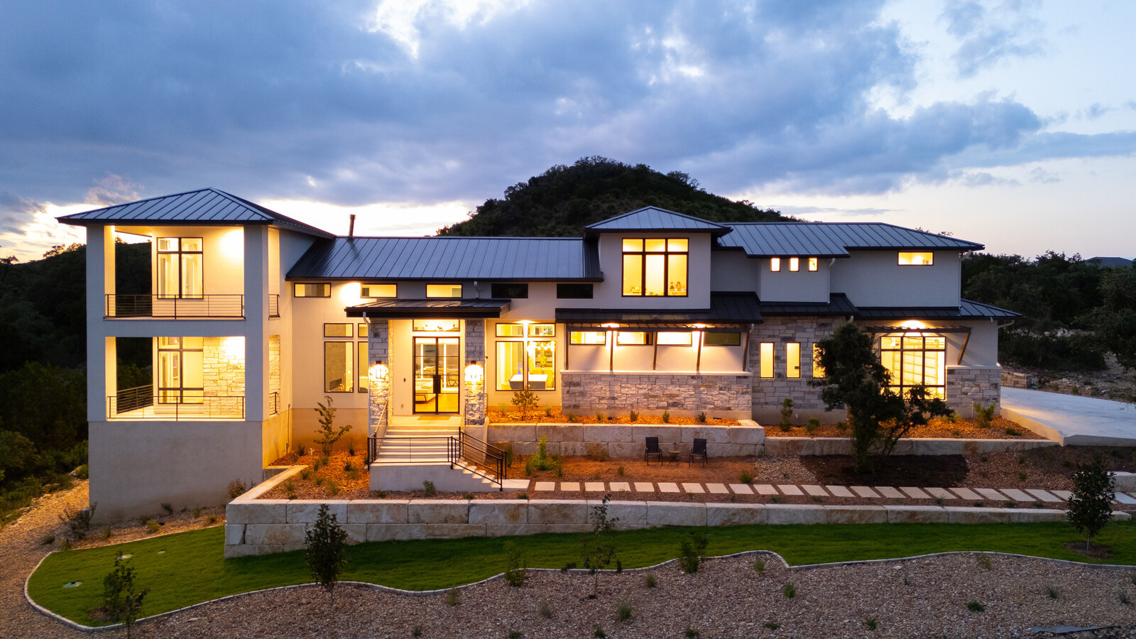 Modern: 4,950 ft², 4 BR/4 BA/2 ST home
