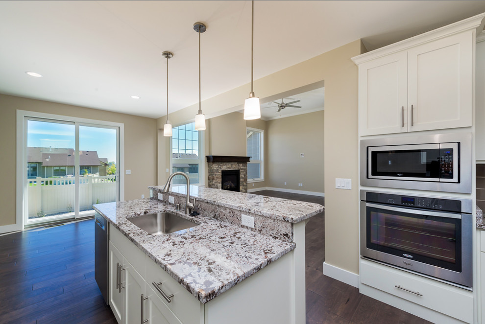 Kitchen - transitional kitchen idea