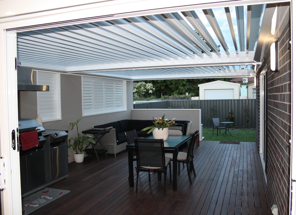 Design ideas for a mid-sized contemporary backyard deck in Newcastle - Maitland.