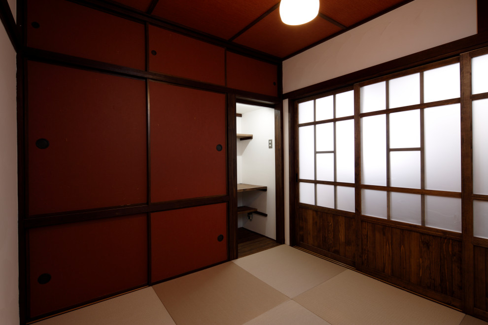 Ejemplo de despacho de tamaño medio sin chimenea con paredes blancas, tatami, escritorio empotrado, suelo beige y papel pintado