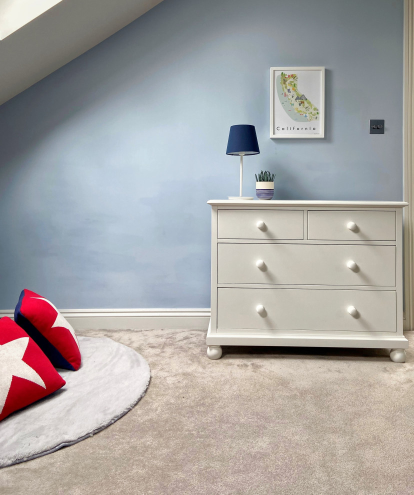 Inspiration för babyrum, med blå väggar, heltäckningsmatta och beiget golv