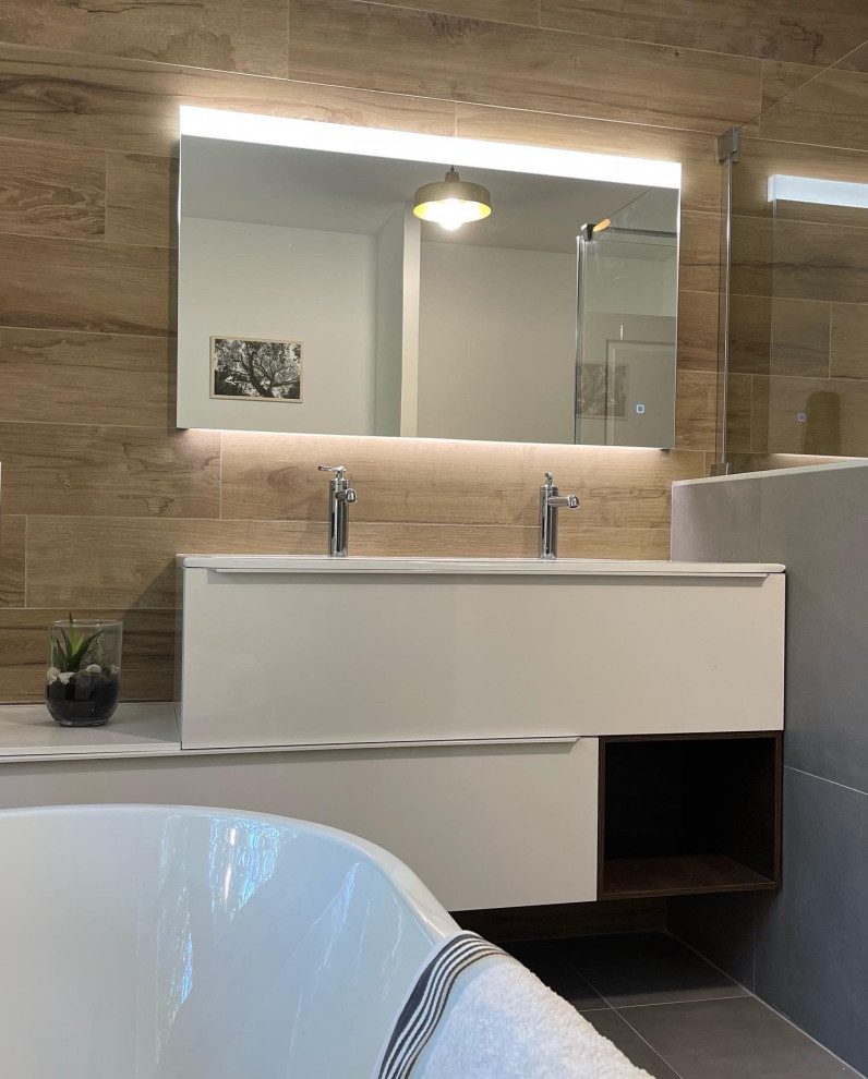 Photo of a mid-sized scandinavian master bathroom in Bordeaux with beaded inset cabinets, white cabinets, a curbless shower, beige tile, wood-look tile, white walls, ceramic floors, a console sink, grey floor, a sliding shower screen, white benchtops, a single vanity and a floating vanity.