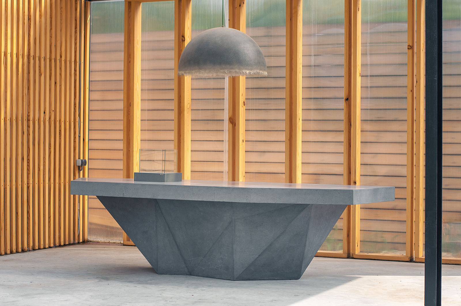 Стол из бетона на террасе