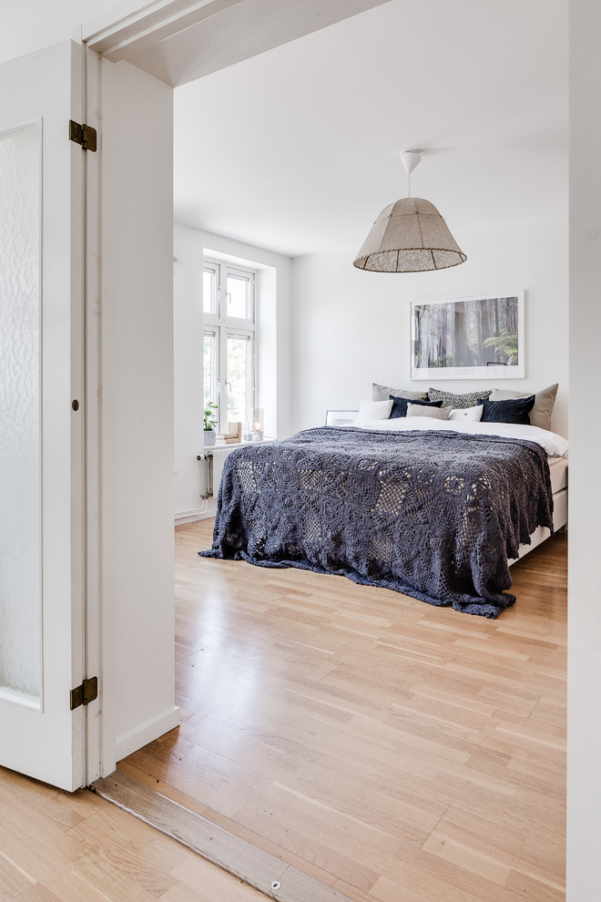 Inspiration for a transitional master bedroom in Gothenburg.