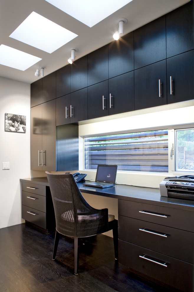 This is an example of a contemporary home office in Los Angeles.