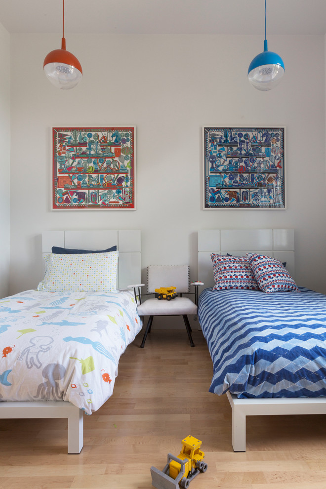 Photo of a mid-sized contemporary gender-neutral kids' bedroom for kids 4-10 years old in San Francisco with white walls and light hardwood floors.