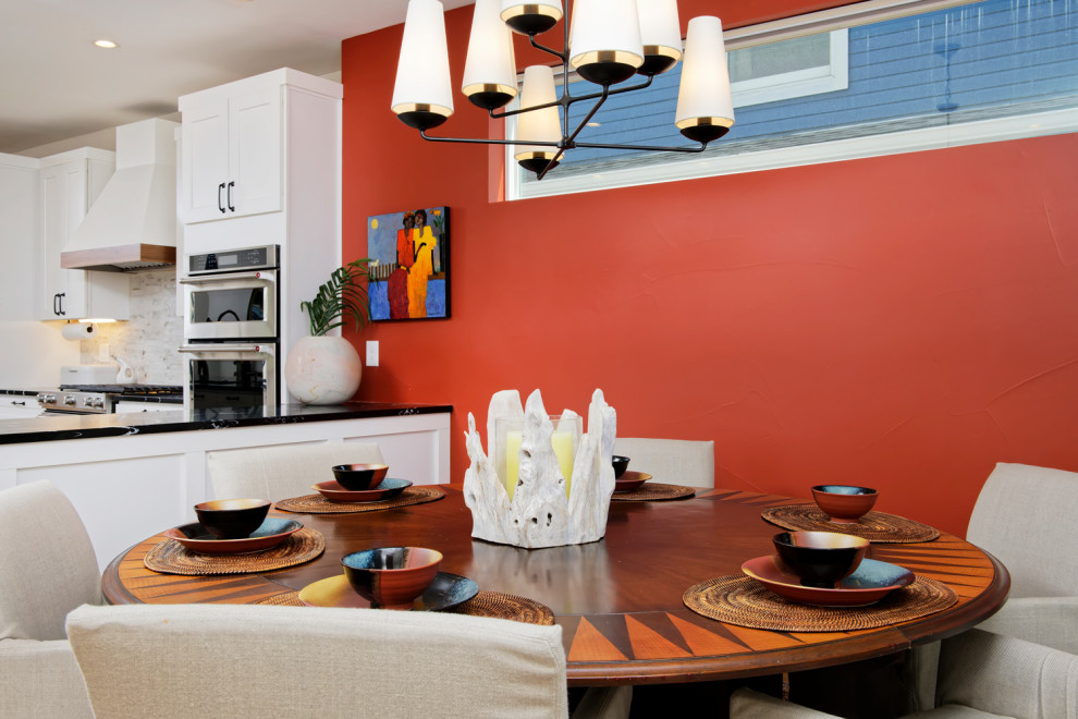 Idéer för ett mellanstort modernt kök med matplats, med flerfärgade väggar och mellanmörkt trägolv