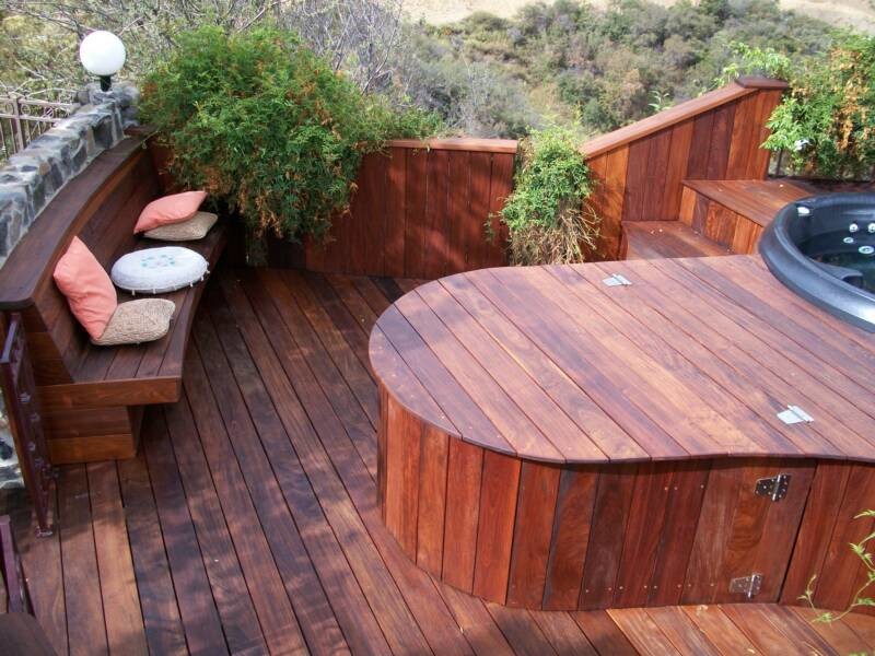 Transitional deck photo in Los Angeles