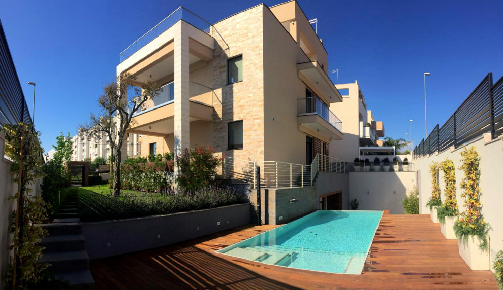 Mittelgroßer Moderner Infinity-Pool neben dem Haus in rechteckiger Form mit Sichtschutz in Bari
