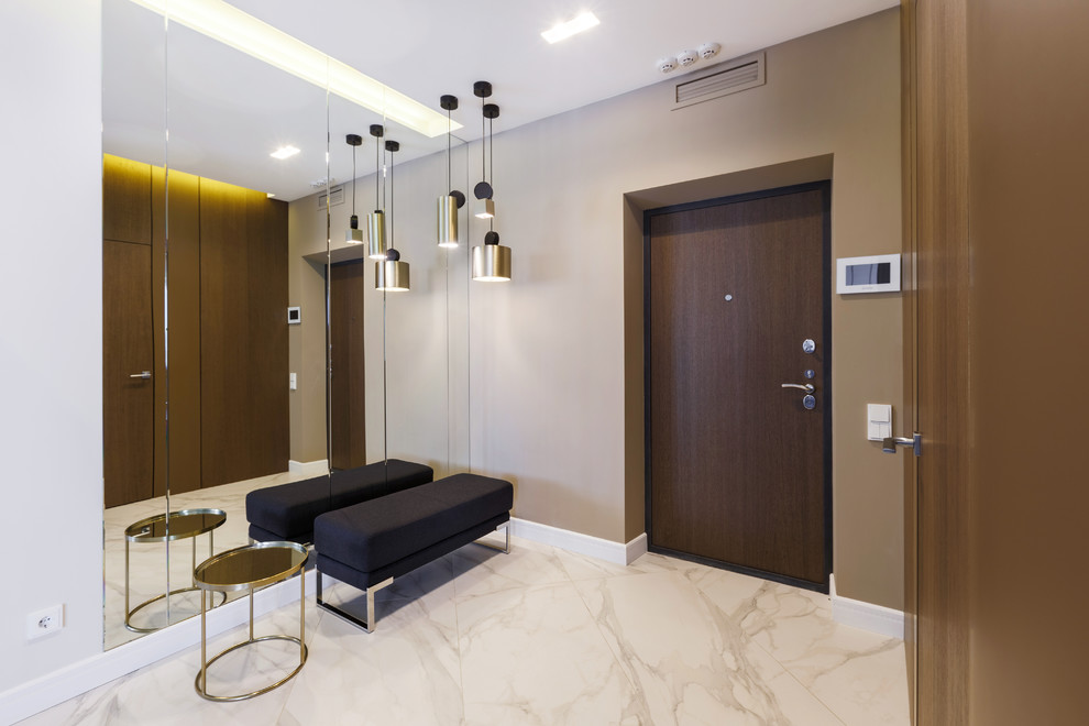 Квартира с радиусными панелями и глубокими цветами