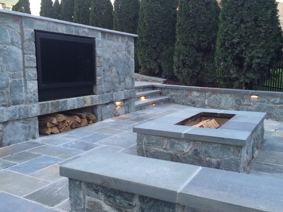 Inspiration for a mid-sized traditional backyard patio in DC Metro with natural stone pavers and no cover.