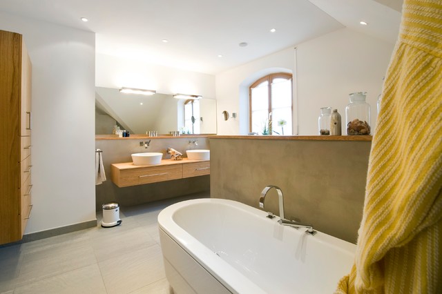 Einladend warm und hell: Das Komplettbad im Landhausstil - Modern