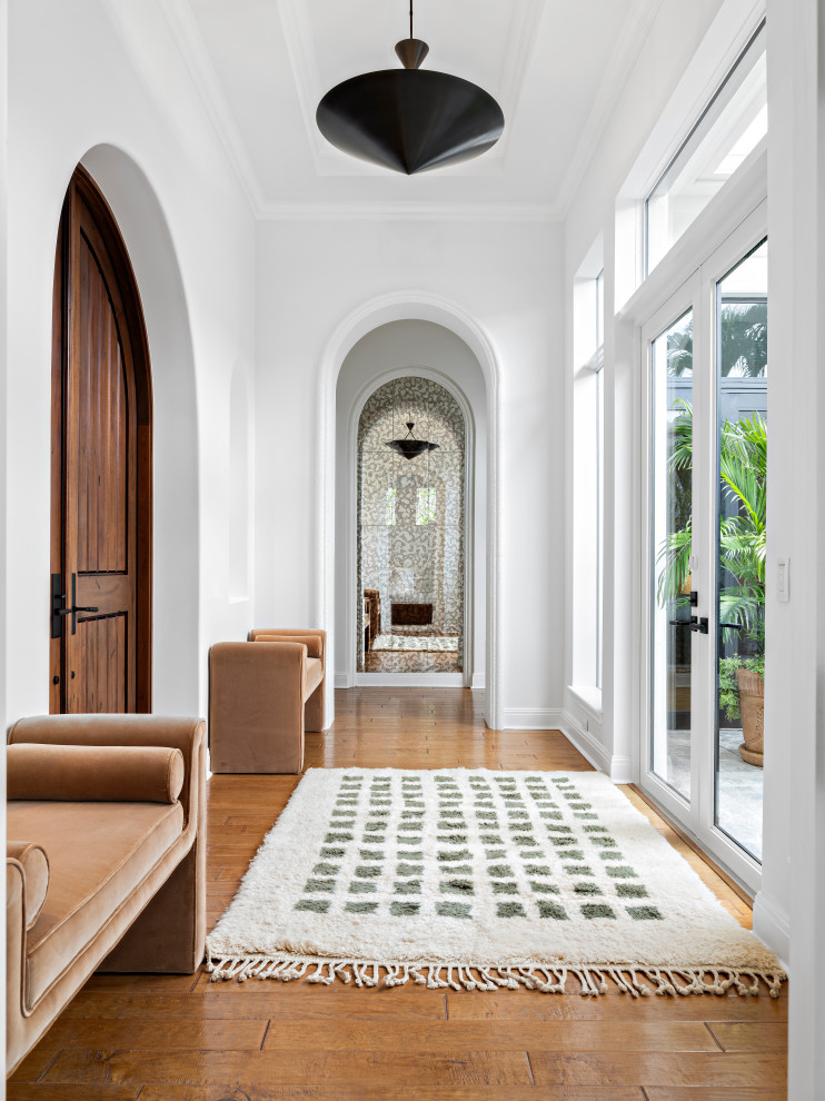 Стильный дизайн: большой коридор в средиземноморском стиле с паркетным полом среднего тона, кессонным потолком, белыми стенами и коричневым полом - последний тренд
