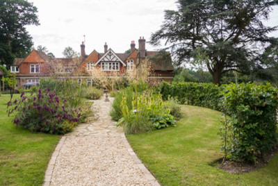 Design ideas for a classic front driveway full sun garden in Sussex with gravel.