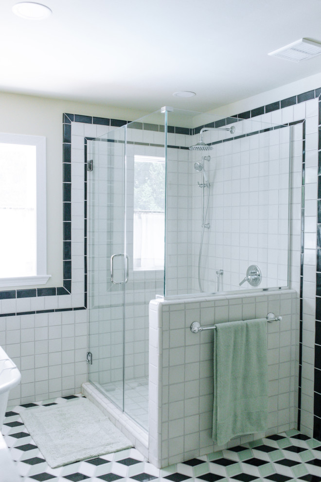 Immagine di una stanza da bagno moderna con doccia a filo pavimento, piastrelle in ceramica, pavimento con piastrelle in ceramica e porta doccia a battente