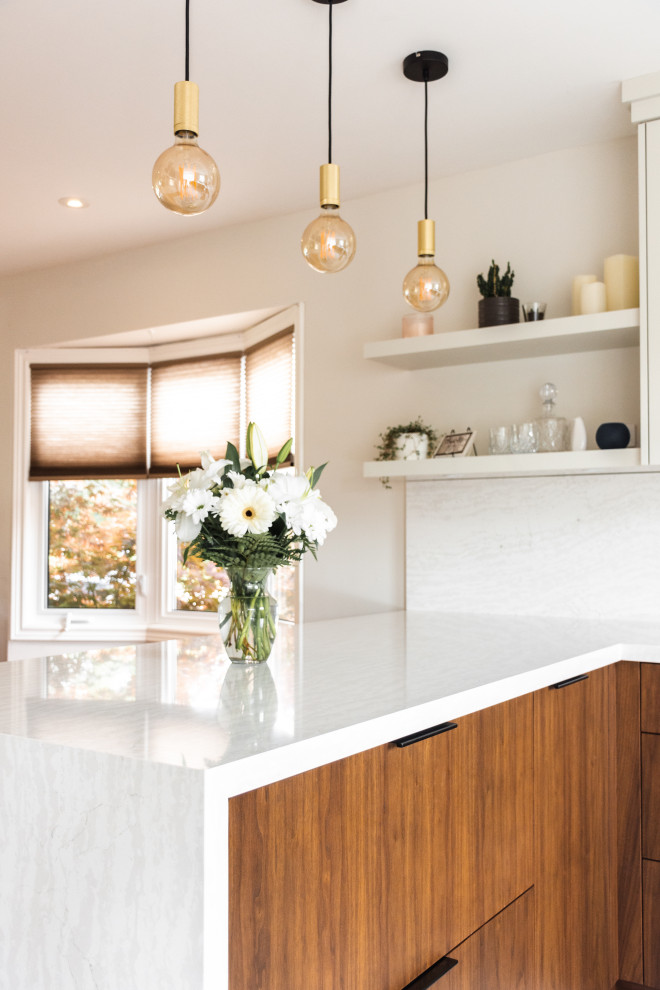 Foto på ett mellanstort funkis vit kök, med en integrerad diskho, släta luckor, skåp i mellenmörkt trä, bänkskiva i kvarts, vitt stänkskydd, rostfria vitvaror, kalkstensgolv och vitt golv