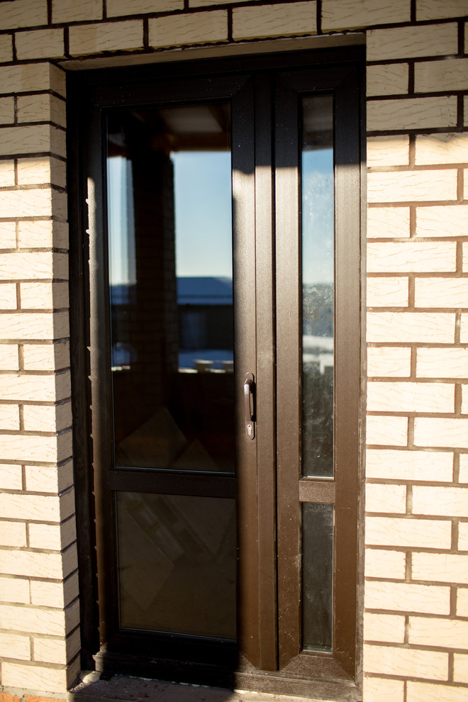 Шоколадно-коричневые пластиковые окна для загородного дома