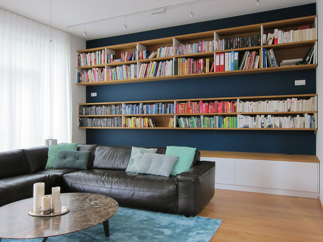 Raumhohe Bücherwand im Wohnraum am Tag - Modern - Wohnzimmer - Köln