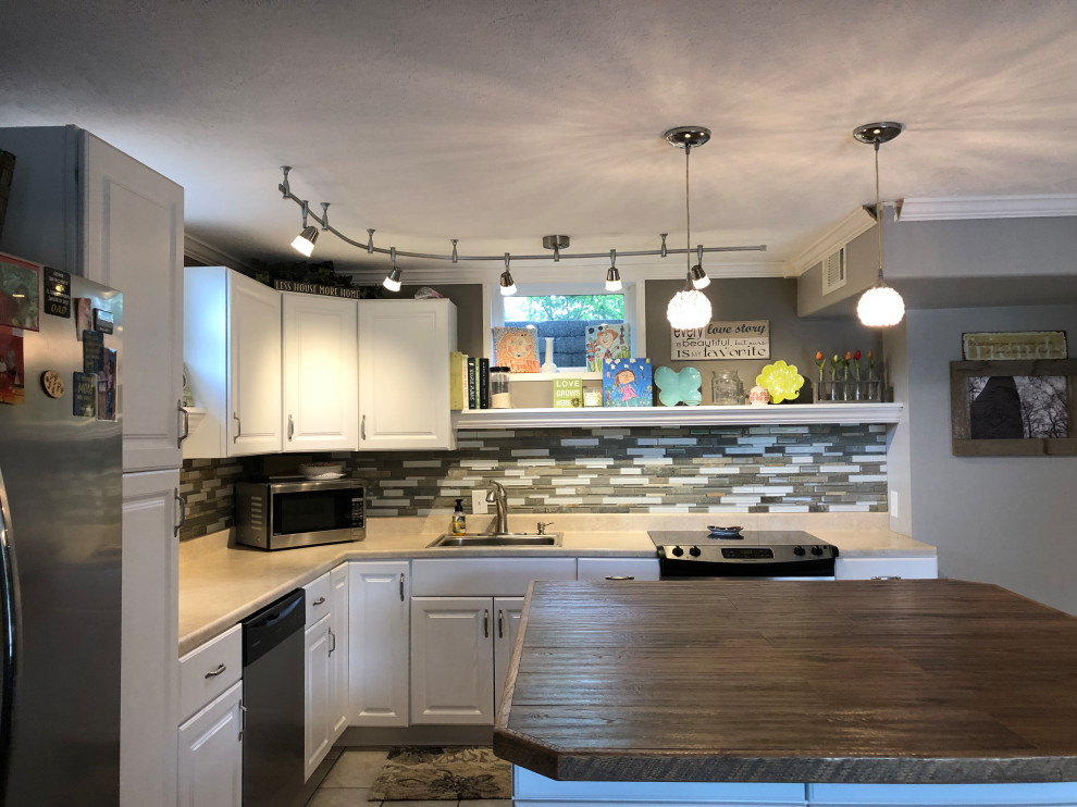 Transitional kitchen photo in Cincinnati