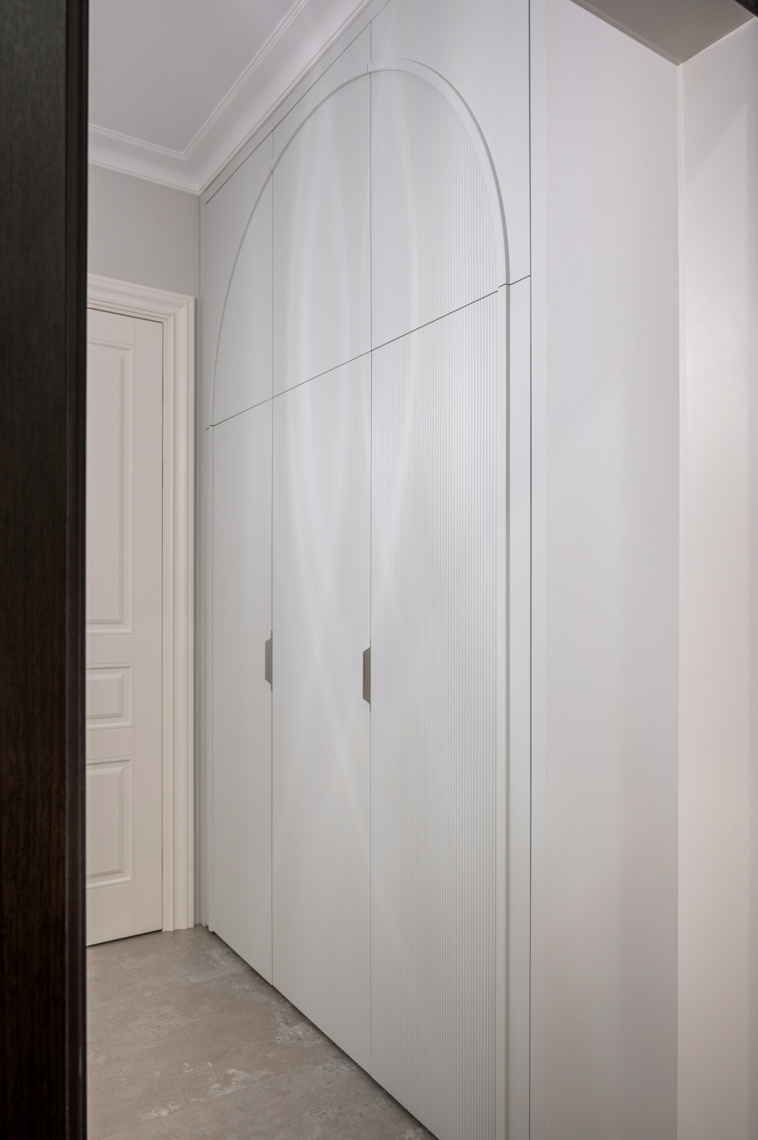 Шкаф с декоративной аркой