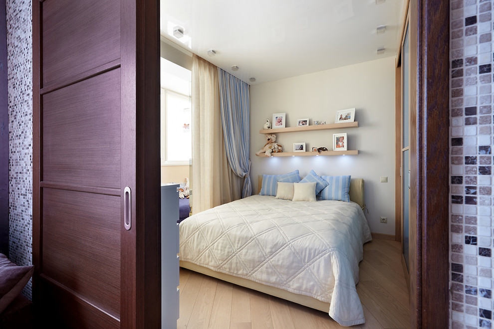 Design ideas for a small master bedroom in Saint Petersburg with beige walls, light hardwood floors and beige floor.
