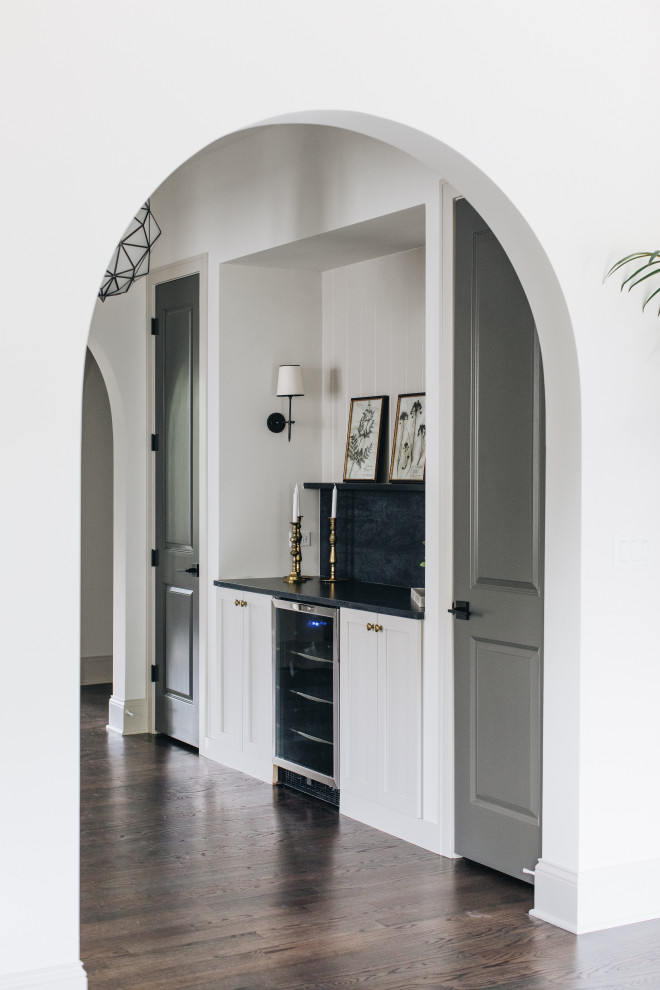 Example of a transitional home design design in Chicago