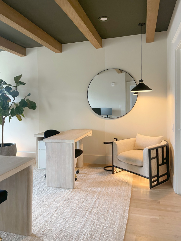 Idée de décoration pour un bureau minimaliste avec un mur beige, un bureau indépendant et poutres apparentes.