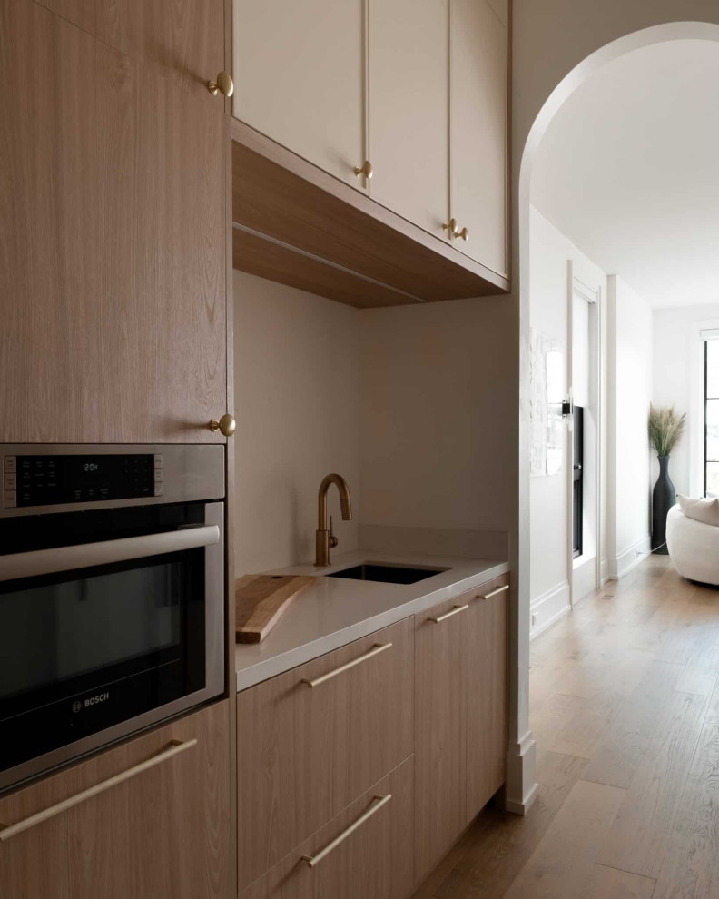 Transitional kitchen photo in Toronto