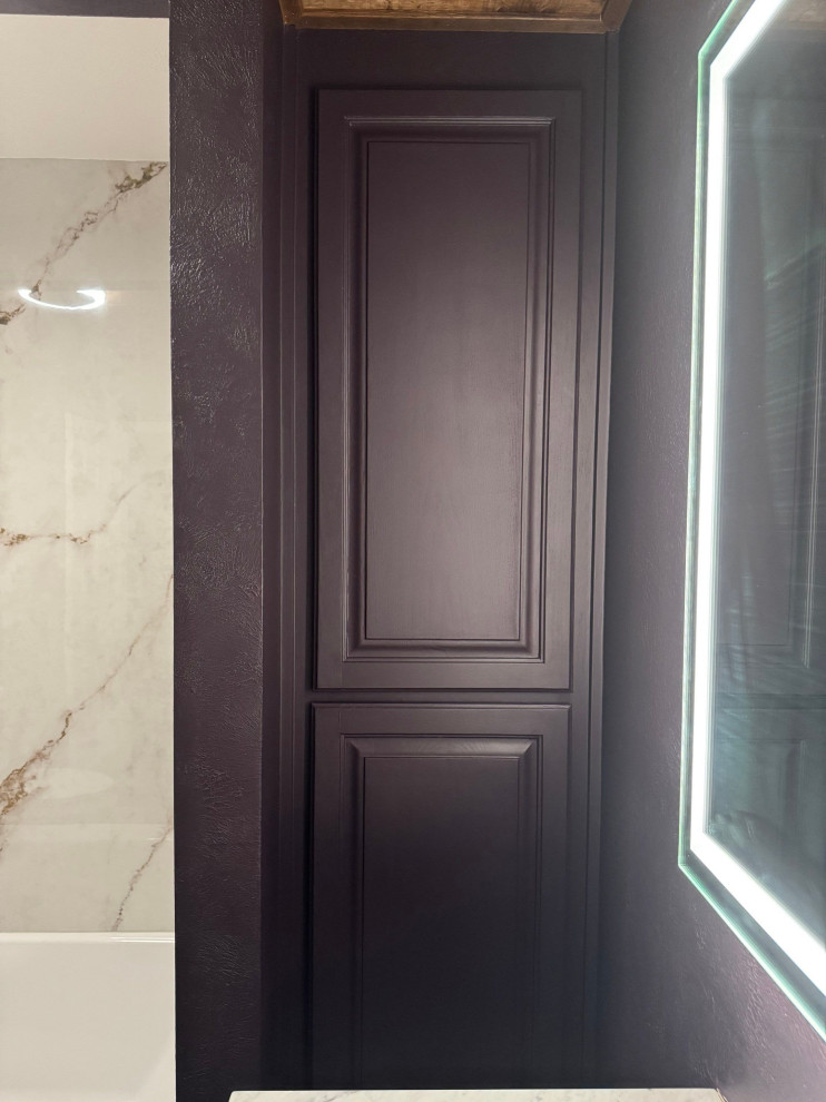 A Moody, Low-Maintenance Bathroom