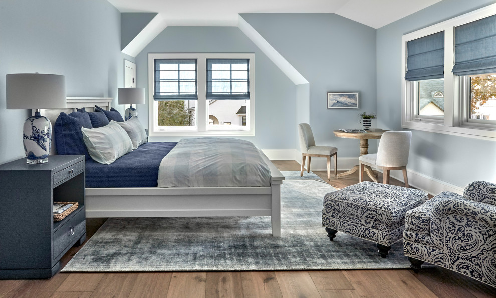 Стильный дизайн: большая хозяйская спальня в морском стиле с синими стенами, светлым паркетным полом и коричневым полом - последний тренд