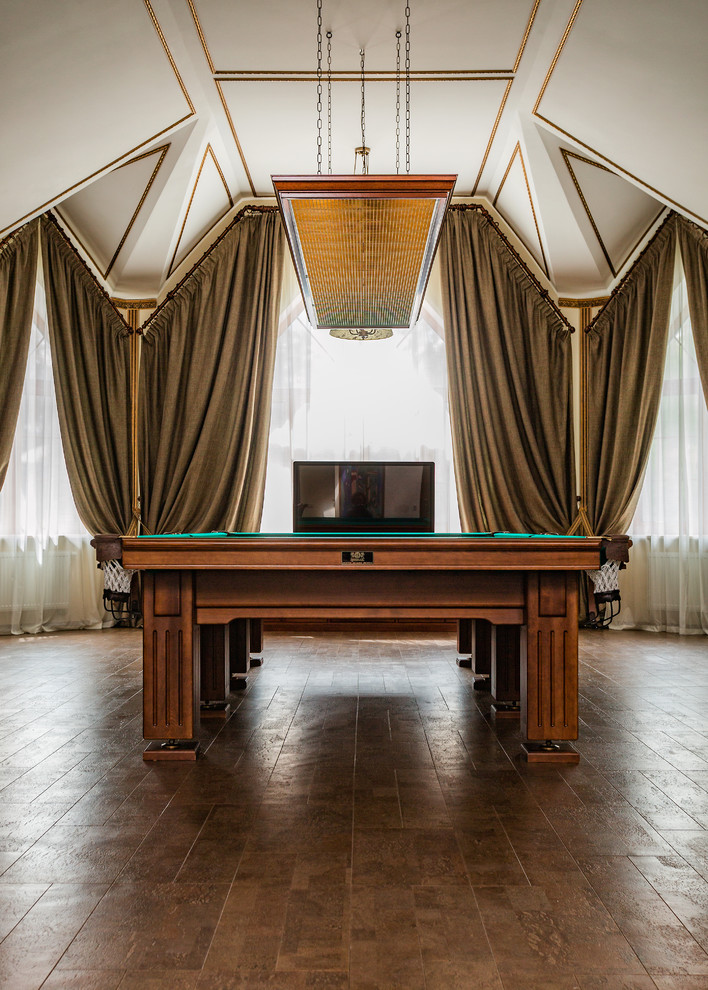 Бильярдная с наклонными трапецевидными окнами