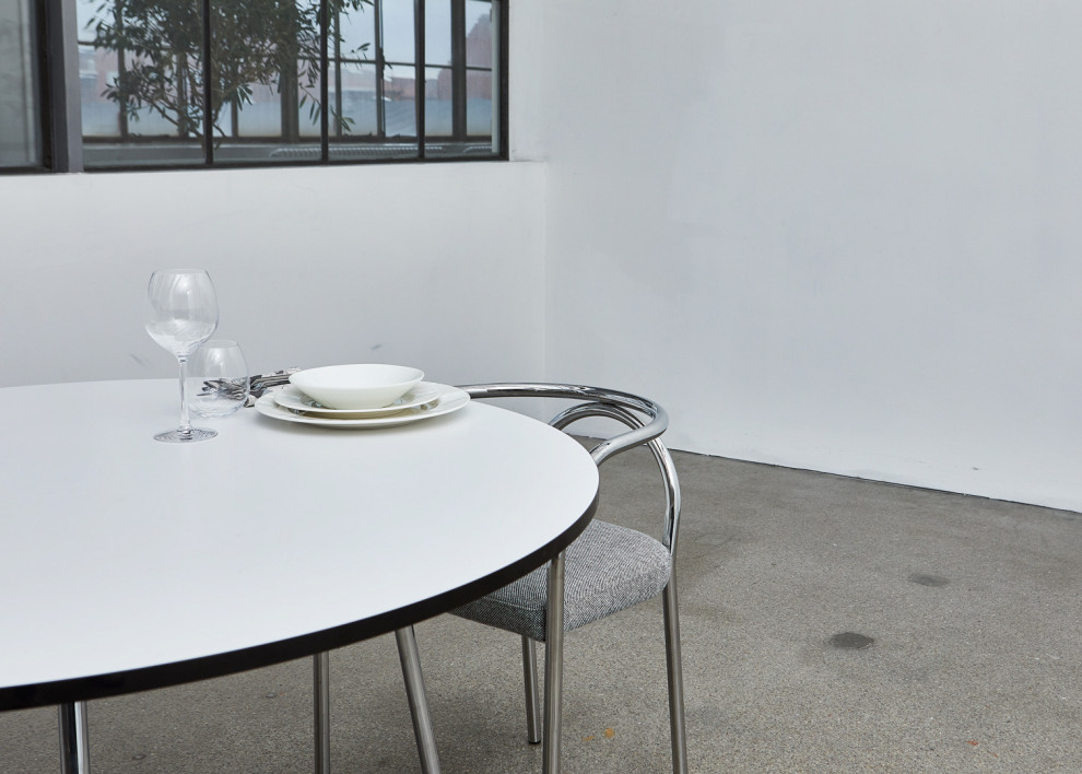 Foto på en skandinavisk matplats, med vita väggar och grått golv