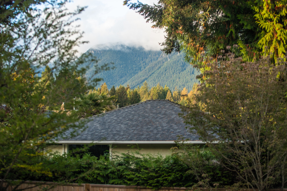 Transitional home design photo in Vancouver