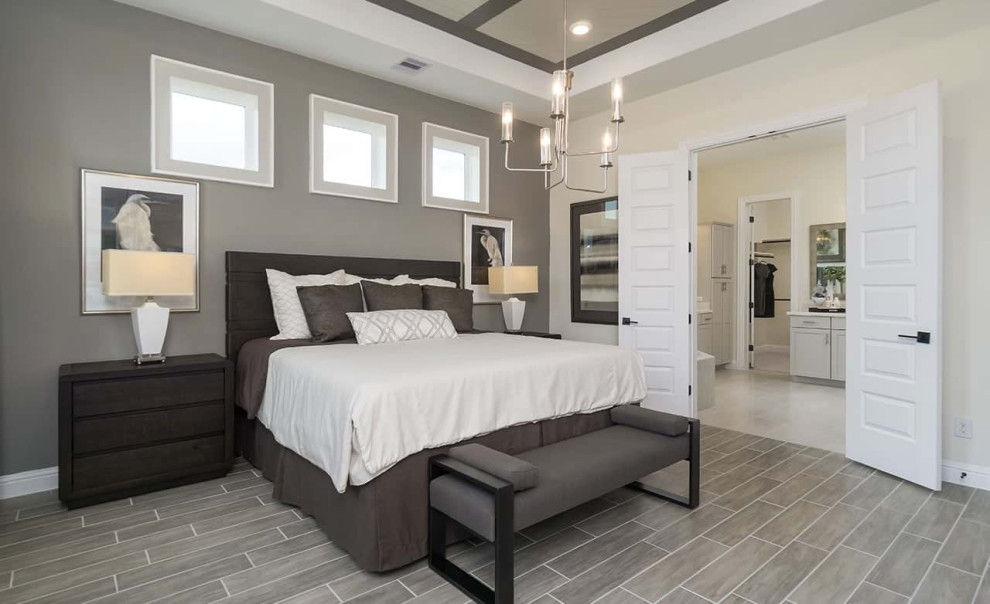 Пример оригинального дизайна: хозяйская спальня в современном стиле с полом из керамической плитки, серым полом и многоуровневым потолком