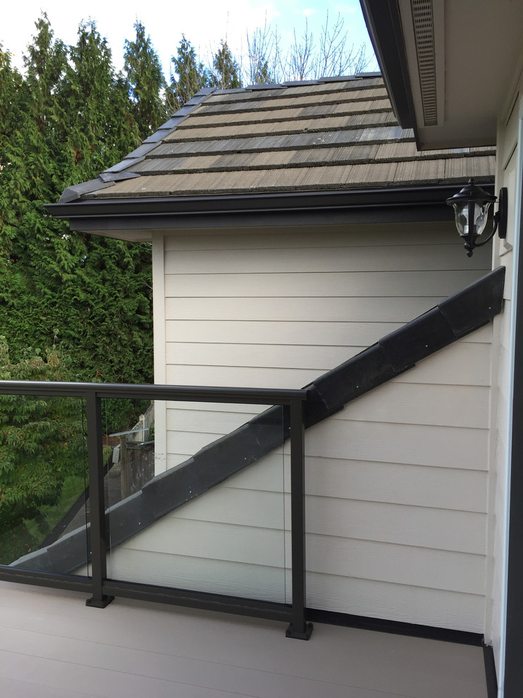 Small transitional backyard deck photo with no cover