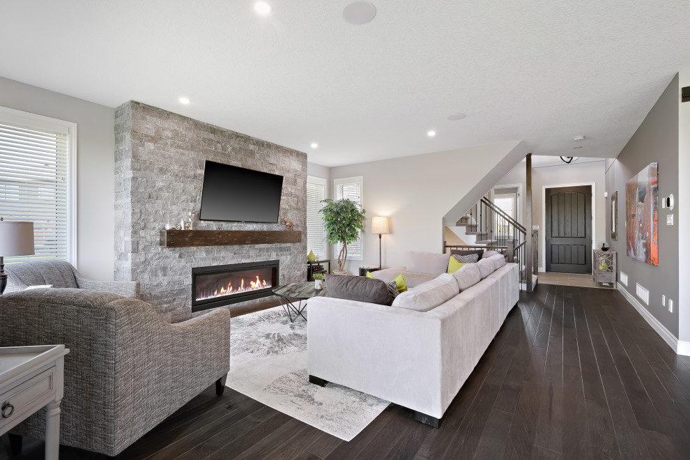 Transitional living room in Toronto.