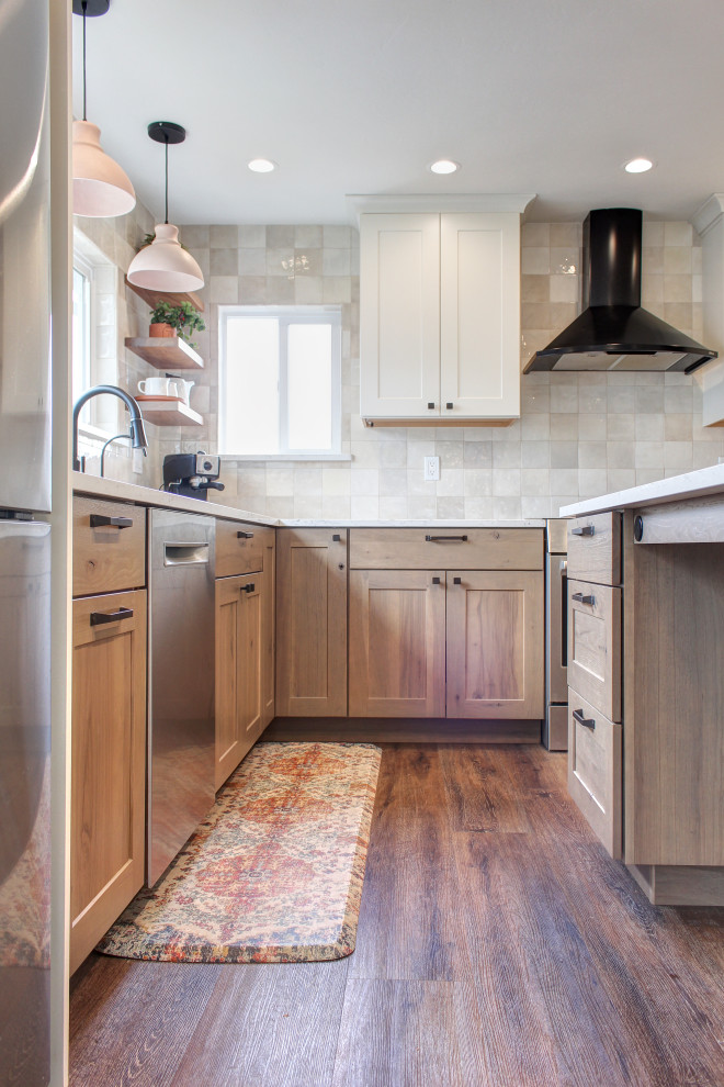 Idéer för ett litet minimalistiskt vit kök, med en undermonterad diskho, skåp i shakerstil, skåp i ljust trä, bänkskiva i kvarts, beige stänkskydd, stänkskydd i keramik, rostfria vitvaror, mörkt trägolv, en köksö och brunt golv