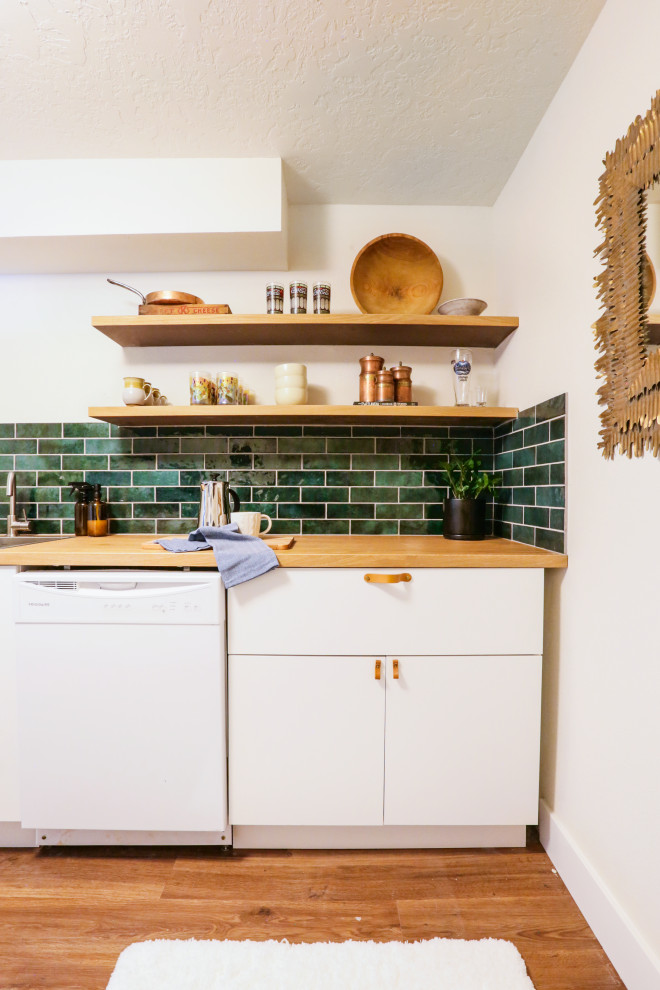 Idée de décoration pour une petite cuisine parallèle chalet fermée avec un évier posé, un placard à porte plane, des portes de placard blanches, un plan de travail en bois, une crédence verte, une crédence en céramique, un électroménager blanc, un sol en linoléum et aucun îlot.