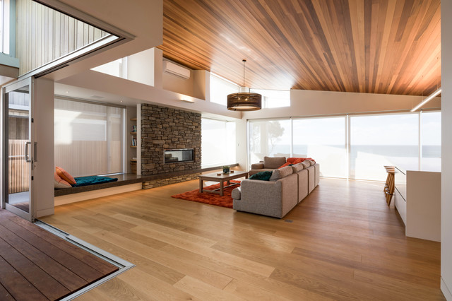 Sunny, natural beachfront residence maritim-vardagsrum