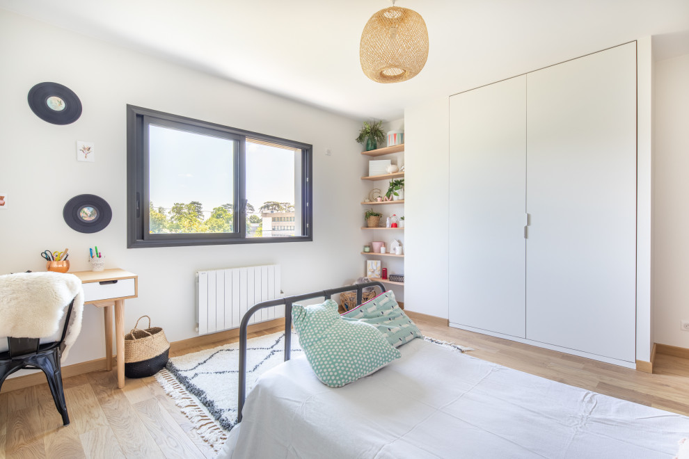 Kleines Modernes Gästezimmer ohne Kamin mit grüner Wandfarbe, hellem Holzboden und braunem Boden in Lyon