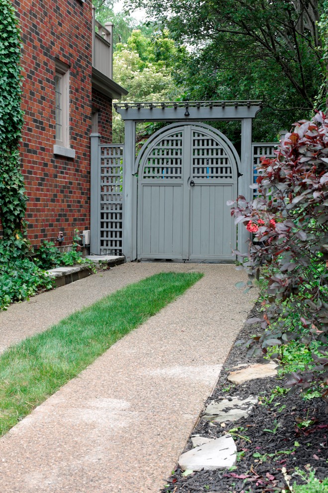 Inspiration for a large traditional side yard driveway in Toronto.