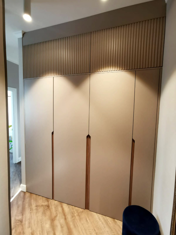 Шкаф в прихожей.