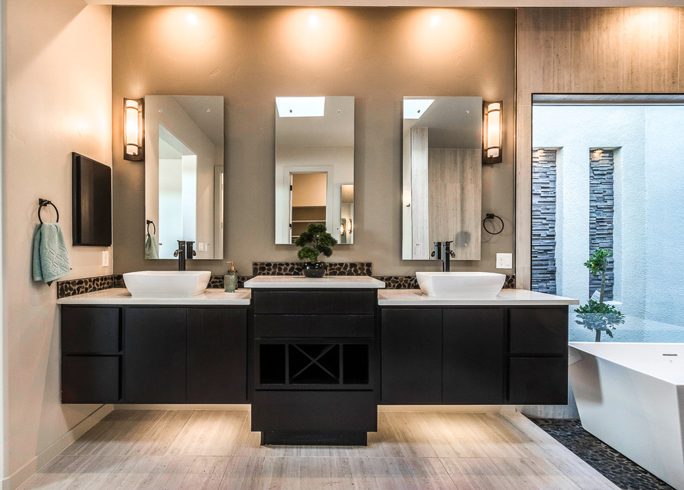 Esempio di una stanza da bagno padronale tradizionale con ante lisce, ante nere, vasca freestanding, pareti grigie, lavabo a bacinella e pavimento grigio