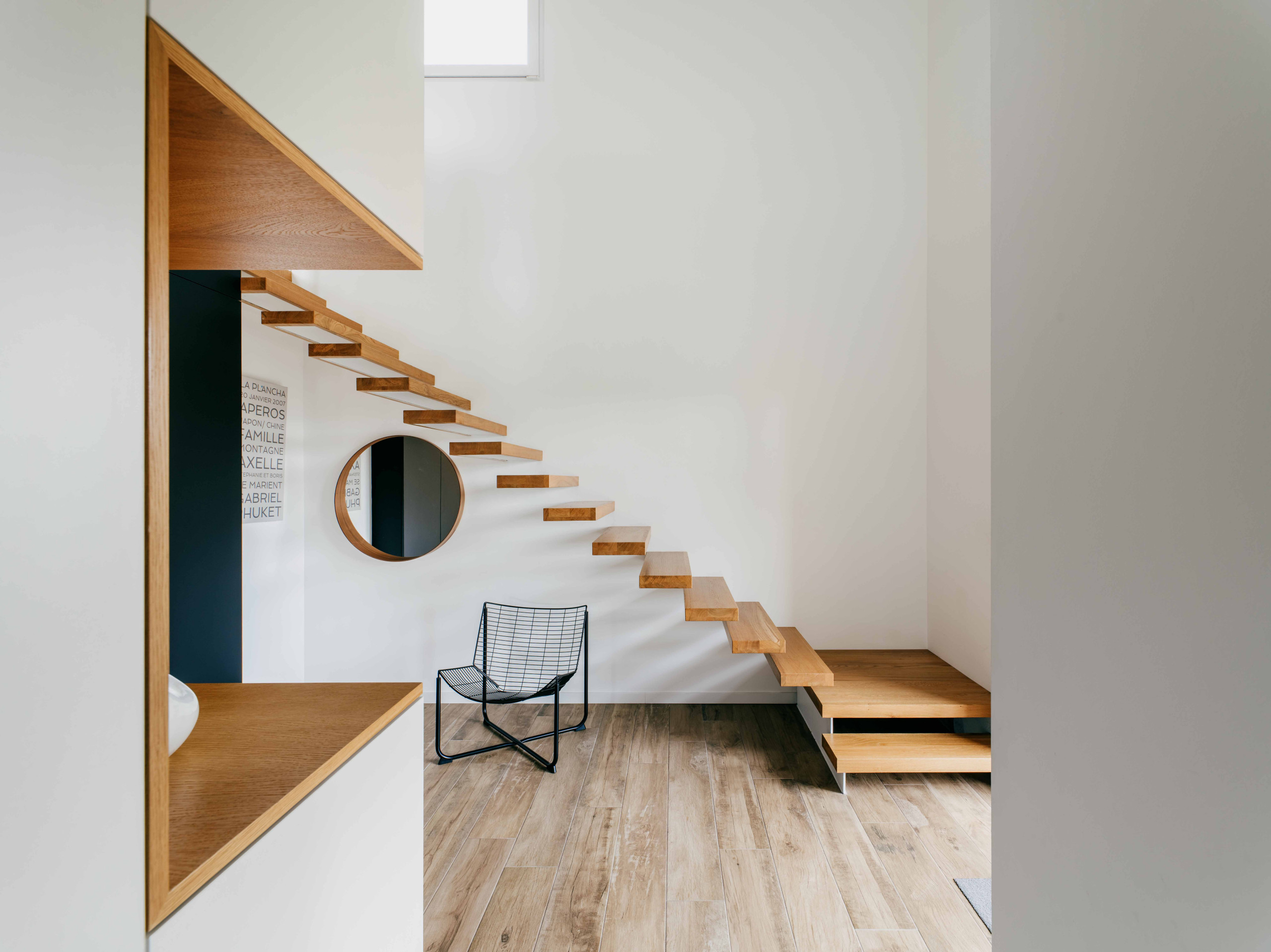 Belle maison rénovée au design intérieur moderne et si minimaliste