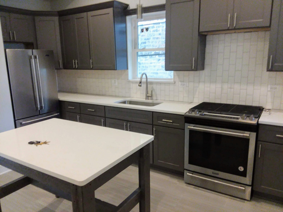 Kitchen - transitional kitchen idea in Chicago